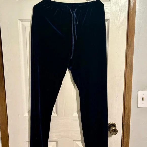 Blue Velvet Three-Piece Set - Picture 4 of 9